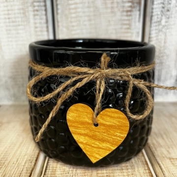 Černý keramický květináč se dřevěným srdíčkem velký