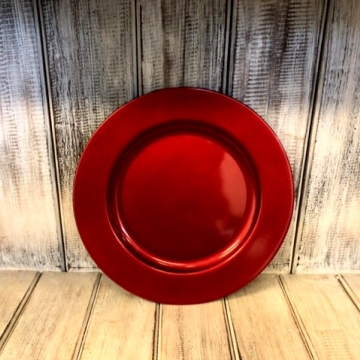 Červený dekorativní talíř