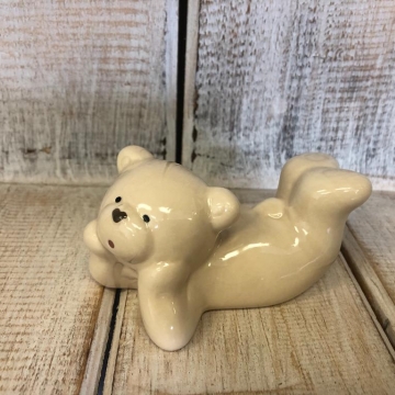 Medvídek z keramiky-ležící