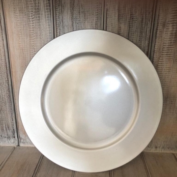 Stříbrný dekorativní talíř